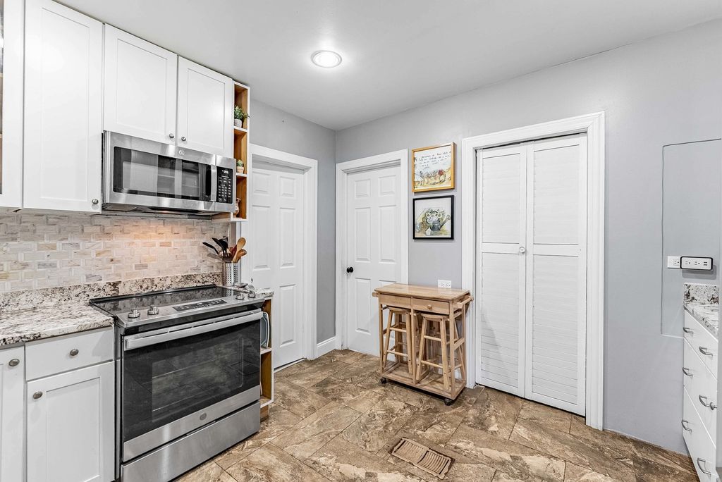 Image 10 of property listing at 629 22nd Avenue, Bellwood, IL 60104
