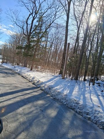 17 Maple St, Southampton, MA 01073