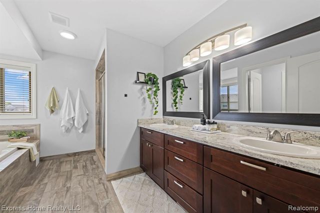 56713 Peach Tree Lane, Macomb, MI 48042