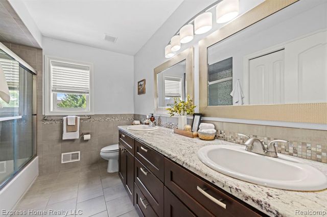 56713 Peach Tree Lane, Macomb, MI 48042