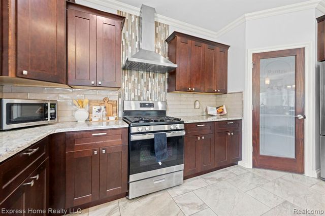 56713 Peach Tree Lane, Macomb, MI 48042