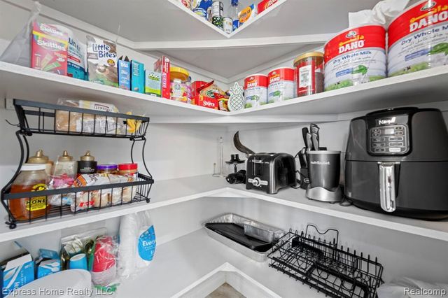 56713 Peach Tree Lane, Macomb, MI 48042