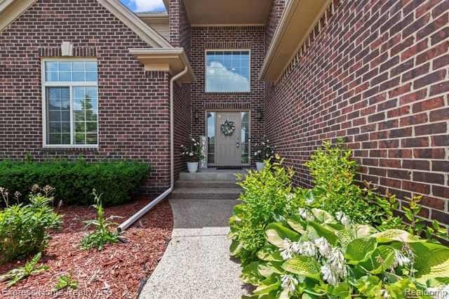 56713 Peach Tree Lane, Macomb, MI 48042