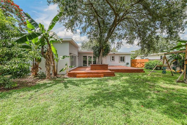 1012 NE 116th St, Biscayne Park, FL 33161