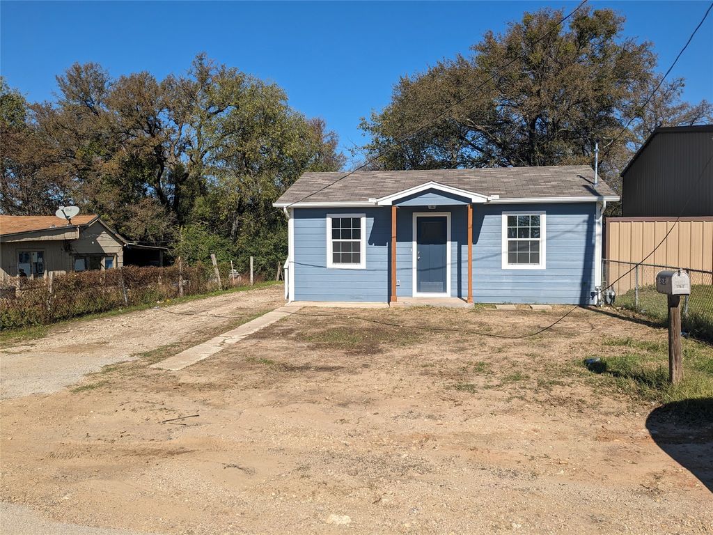 4916 Roadrunner Road, Fort Worth, TX 76135 — exterior