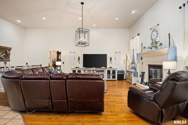 1964 CHESTNUT Lane, Washington, IL 61571