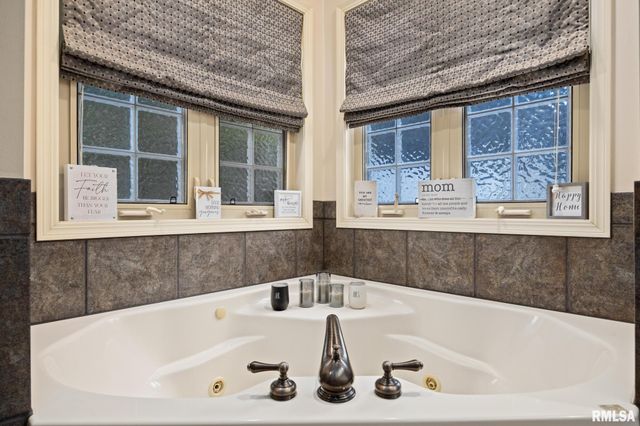 1964 CHESTNUT Lane, Washington, IL 61571