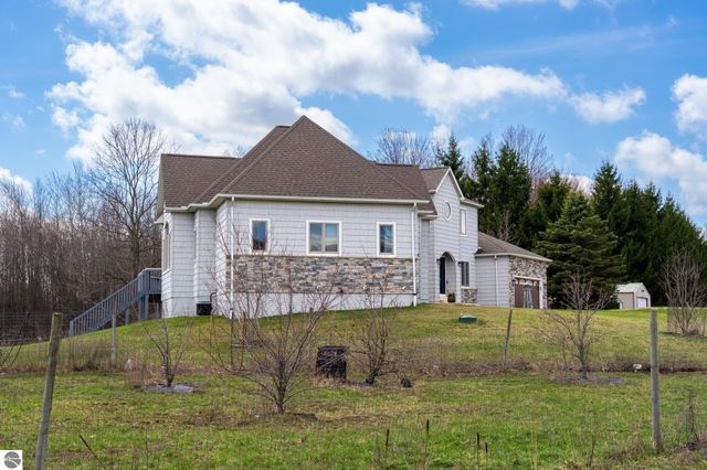 3195 S Rolland Road, Remus, MI 49340