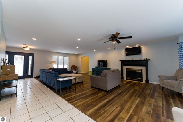3195 S Rolland Road, Remus, MI 49340