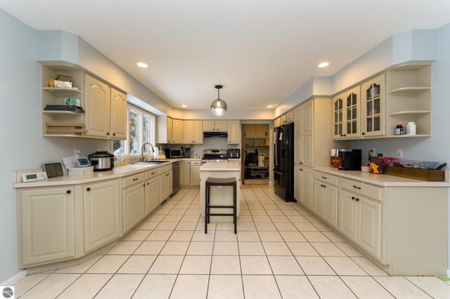 3195 S Rolland Road, Remus, MI 49340