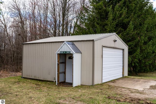 3195 S Rolland Road, Remus, MI 49340