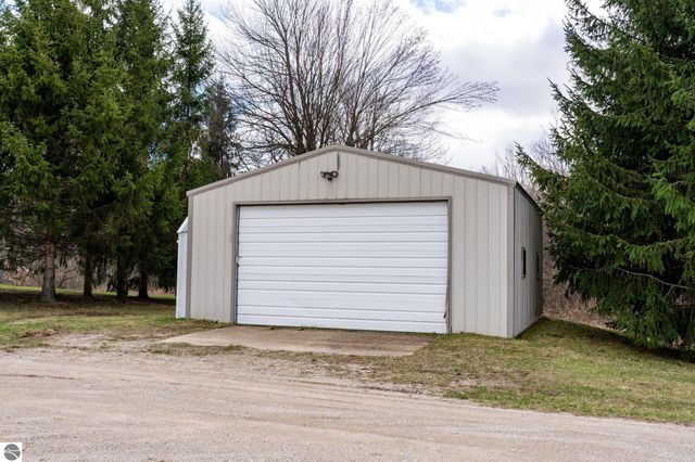 3195 S Rolland Road, Remus, MI 49340