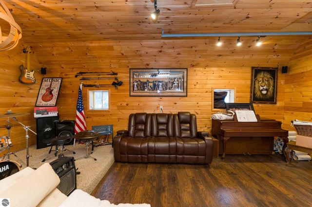 3195 S Rolland Road, Remus, MI 49340