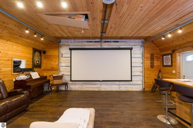 3195 S Rolland Road, Remus, MI 49340