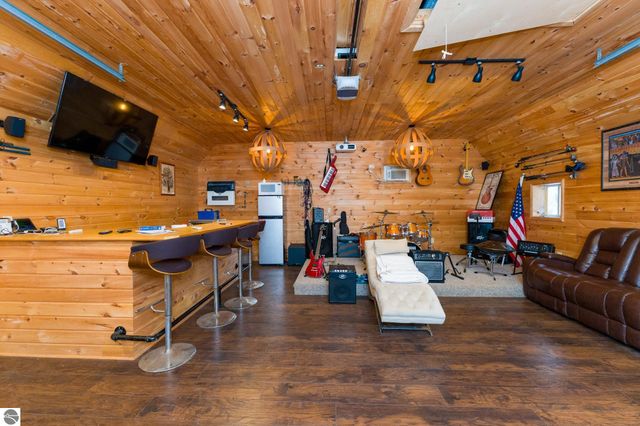 3195 S Rolland Road, Remus, MI 49340