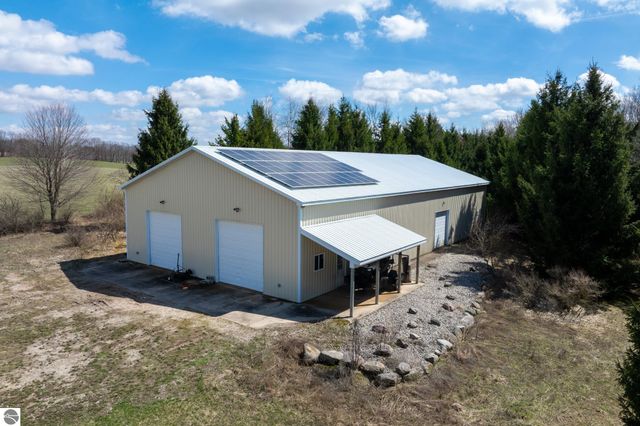 3195 S Rolland Road, Remus, MI 49340
