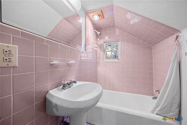 1006 Maple Street, Lockhart, TX 78644