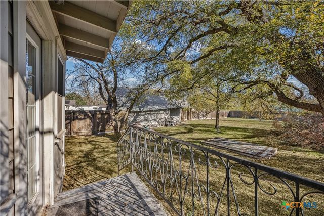 1006 Maple Street, Lockhart, TX 78644