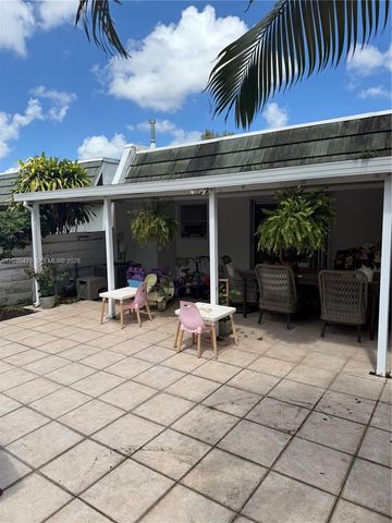 7443 Twin Sabal Dr, Miami Lakes, FL 33014