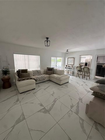 7443 Twin Sabal Dr, Miami Lakes, FL 33014