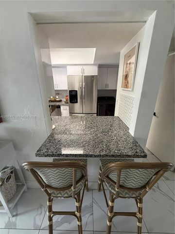 7443 Twin Sabal Dr, Miami Lakes, FL 33014
