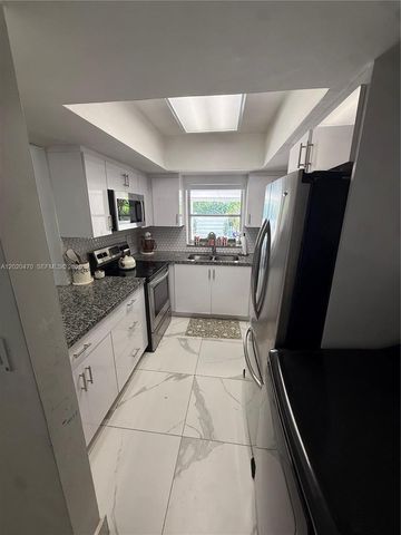 7443 Twin Sabal Dr, Miami Lakes, FL 33014