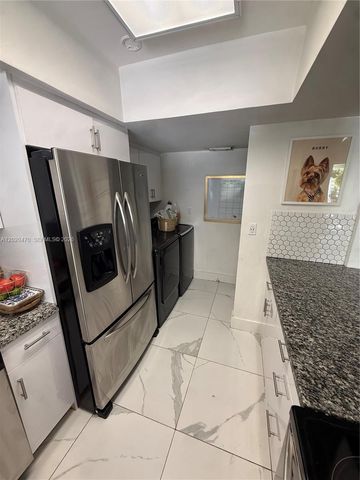 7443 Twin Sabal Dr, Miami Lakes, FL 33014