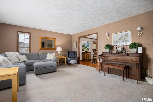 121 WOODCREST Avenue, Morton, IL 61550