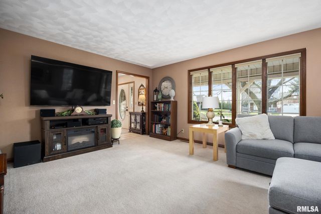 121 WOODCREST Avenue, Morton, IL 61550