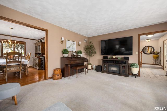 121 WOODCREST Avenue, Morton, IL 61550