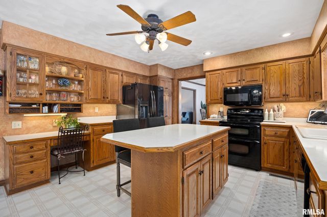 121 WOODCREST Avenue, Morton, IL 61550