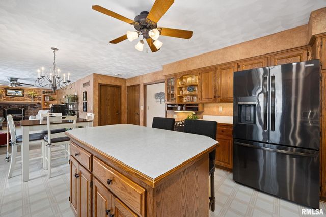 121 WOODCREST Avenue, Morton, IL 61550