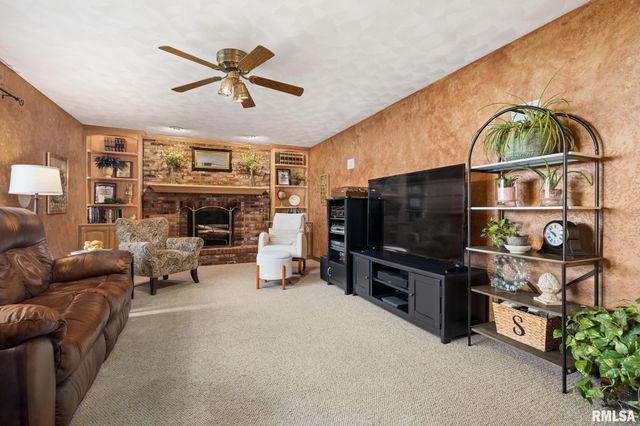 121 WOODCREST Avenue, Morton, IL 61550