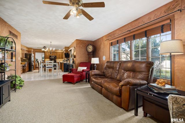 121 WOODCREST Avenue, Morton, IL 61550