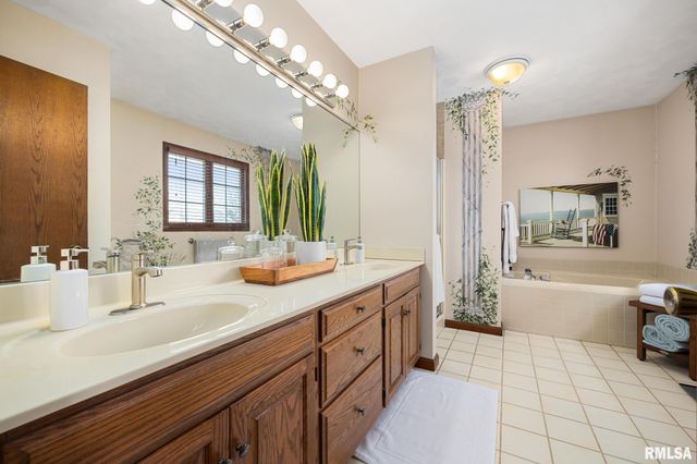 121 WOODCREST Avenue, Morton, IL 61550