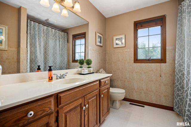 121 WOODCREST Avenue, Morton, IL 61550