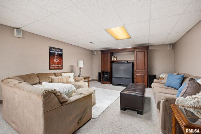 121 WOODCREST Avenue, Morton, IL 61550