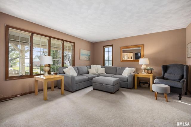 121 WOODCREST Avenue, Morton, IL 61550