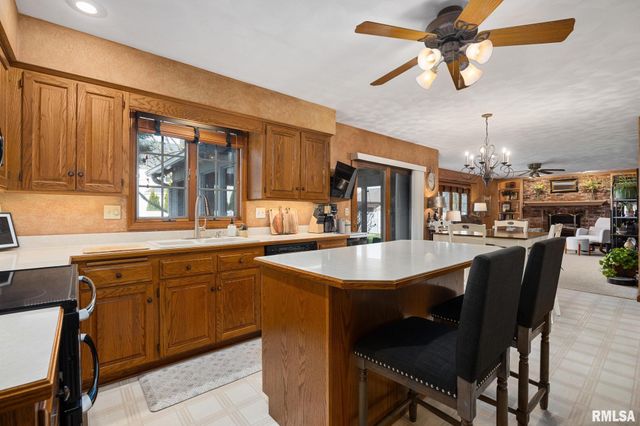 121 WOODCREST Avenue, Morton, IL 61550