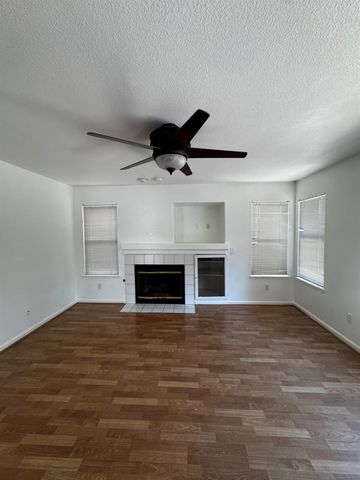 8284 Oakbark Ct, Elk Grove, CA 95758