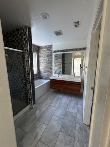 8284 Oakbark Ct, Elk Grove, CA 95758