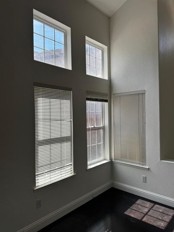 8284 Oakbark Ct, Elk Grove, CA 95758