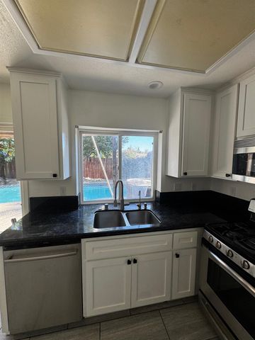 8284 Oakbark Ct, Elk Grove, CA 95758