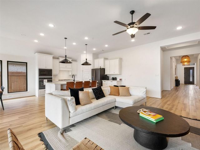 6825 Empresa DR, Austin, TX 78738