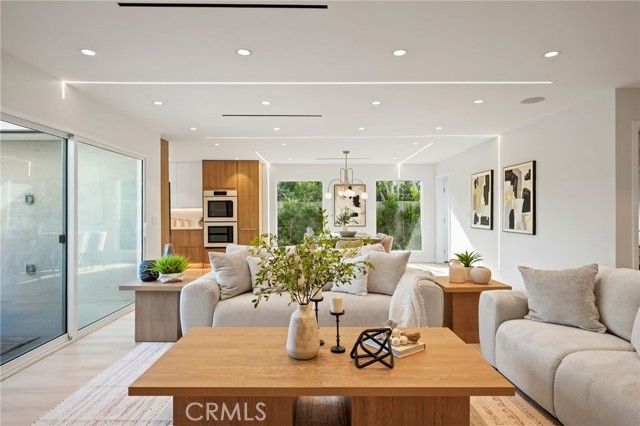 24118 Highlander, West Hills (los Angeles), CA 91307