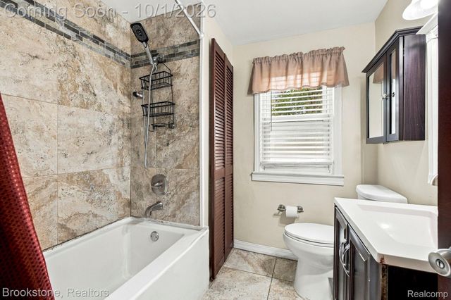 15764 Deerfield Avenue, Eastpointe, MI 48021