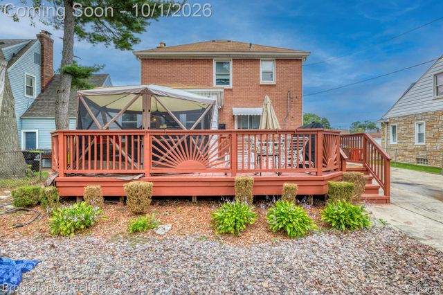 15764 Deerfield Avenue, Eastpointe, MI 48021