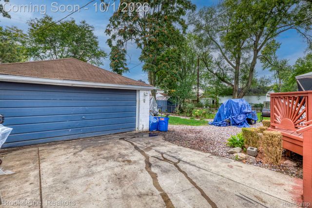 15764 Deerfield Avenue, Eastpointe, MI 48021
