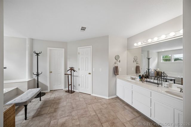 3705 W Iola Street, Broken Arrow, OK 74012