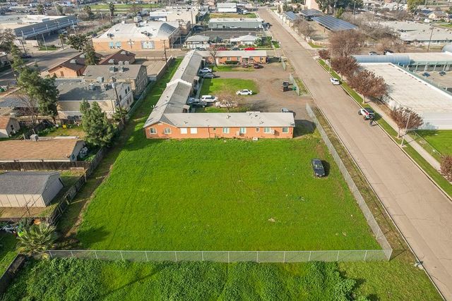 2702 E Hedges Avenue, Fresno, CA 93703